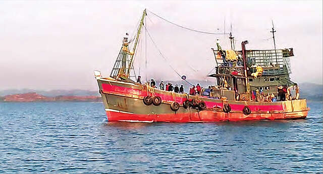 德林达依近海水域内有远洋渔船非法进入捕鱼
