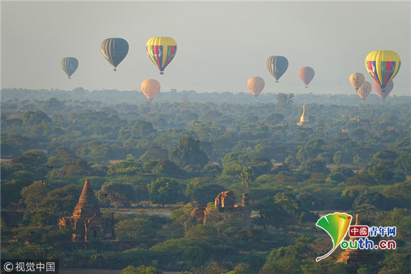 缅甸蒲甘热气球和太阳一同升起 场面十分壮观