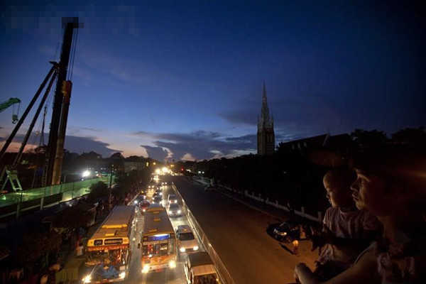 缅甸首次举办投资峰会吸引外资