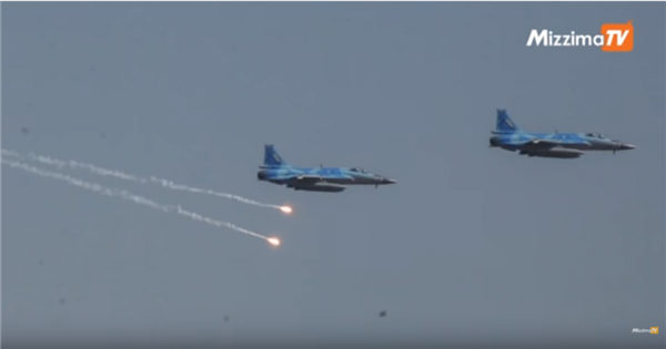 缅甸举行大规模演习 新购枭龙战机罕见空中亮相