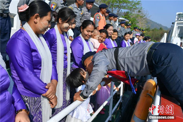 缅甸民众湄公河边送别缅方执法人员