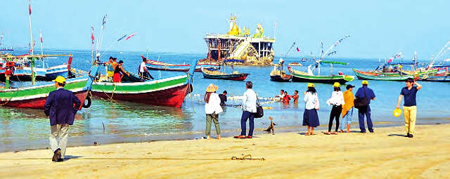 参加若开邦投资展览会的企业家们考察额布里地区