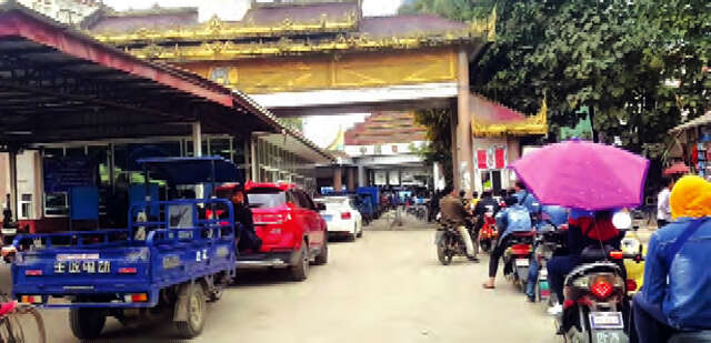 由木姐口岸进入中国境内仍需排长龙等待