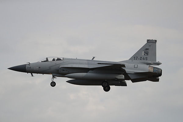 讲武谈兵｜“枭龙”战机成“明星”，外销与性能亮点频出