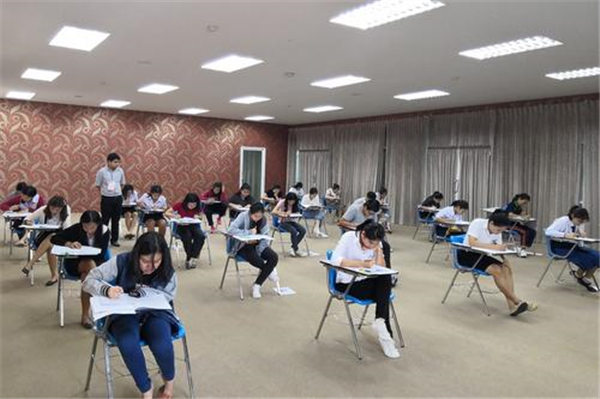 缅甸曼松德孔子学院办汉语考试 考生：盼到中国留学
