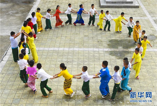 云南瑞丽银井村：一寨跨两国 胞波同窗情