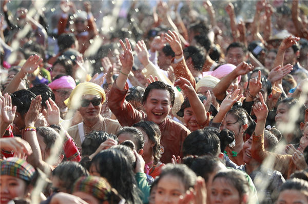 缅甸掸族庆祝传统泼水节 街头“水仗”狂欢嗨翻天