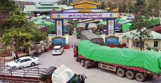 木姐边境缅甸大米堆积了约5万吨无法出口