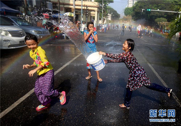 缅甸：欢庆泼水节