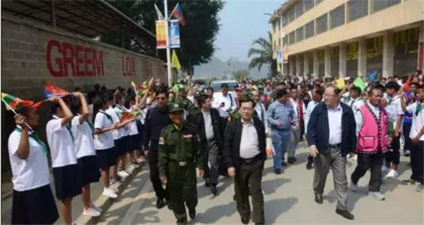 缅甸政府代表团出席佤邦“和平三十周年”庆典，受到热烈地迎接