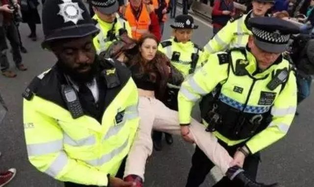 平说 | 从斯里兰卡八起恐袭说起。--频繁向飞机发动机丢硬币，是成本最低的暴恐袭击吗？