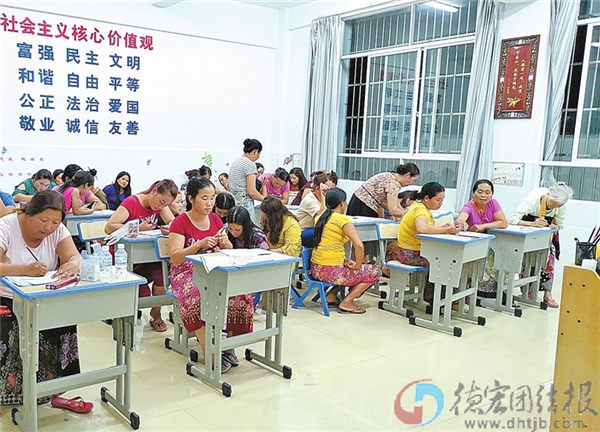 60余名缅籍妇女进夜校学汉语