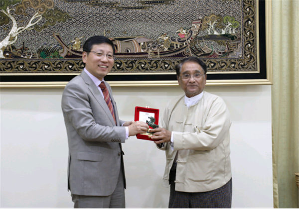 驻缅甸大使洪亮辞行拜会缅甸商务部长丹敏