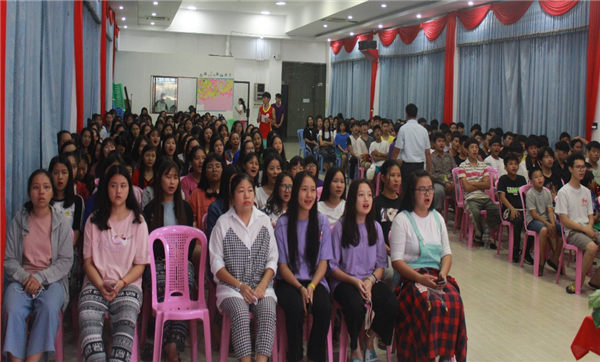 云华师范学院讲座开讲暨举行第十七周住校生会议