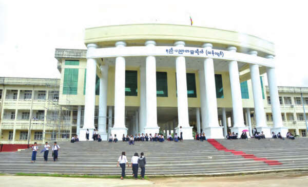 为技术大学毕业生创造就业机会而与知名企业公司加强联系