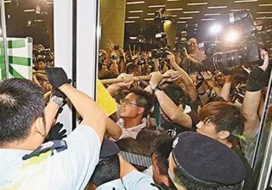 周小平：请注意！港闹集体仓促出洞，标志着美国中情局对华颠覆布局的彻底失败。