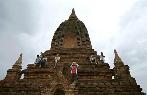 被列入世界遗产名录后，缅甸蒲甘寺庙禁止游客攀爬