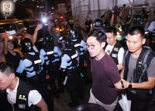 港警突击查获弓箭、汽油弹，“港独”头目陈浩天落网！