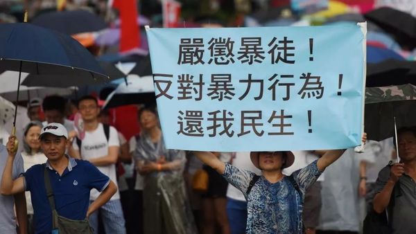 日本学者亲历香港游行：采访时遭围堵，摄像机被抢走