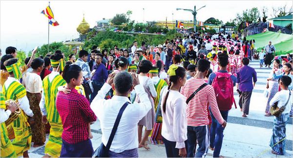 缅甸直粦卒点灯节期间各地旅游景点人满为患