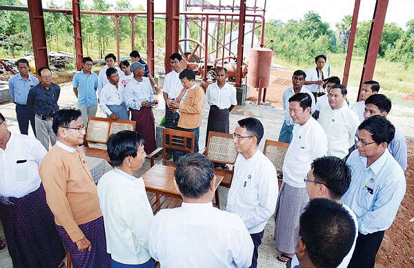 缅甸农牧水利部部长视察棕榈糖的先期生产情况