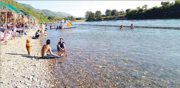 彬乌伦县境内多塔瓦底河畔的旅游休闲营地