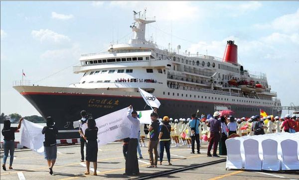 东南亚与日本青少年们的友谊船抵达仰光