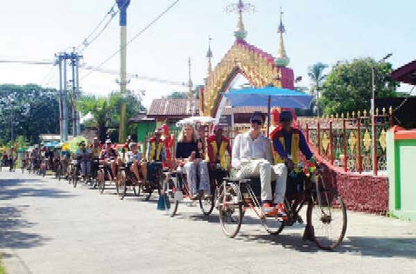 外国游客游览仰光河对岸的达拉镇