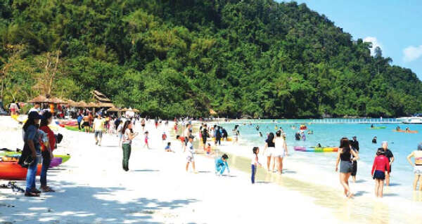 18层高的游轮进入缅甸丹老群岛地区游览