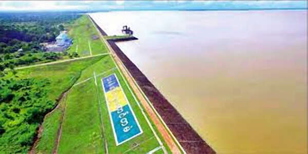 缅甸农业部长视察缅甸最大的水坝—德班色水坝