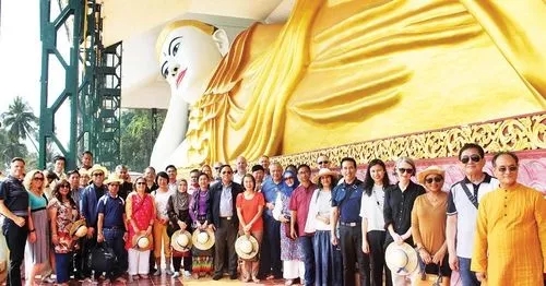 缅甸组织外国时节及家属们前往德林达依地区参观旅游