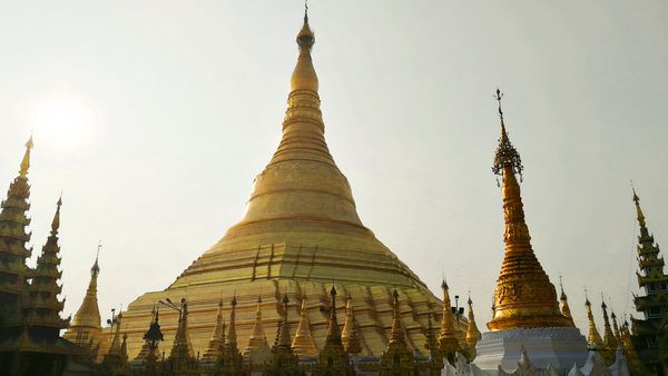 为中国“胞波亲戚”消灾祈福的诵经声回荡在大金塔上空