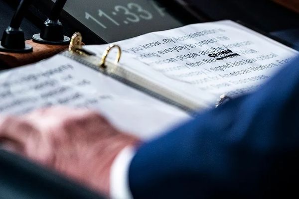 特朗普把“新冠病毒”划掉,改成“中国病毒”!