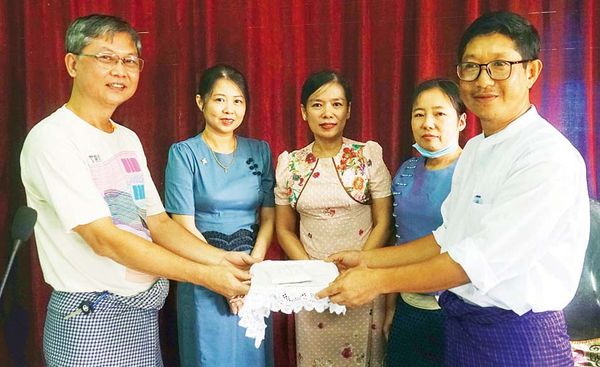 为防控新冠肺炎疫情，市民踊跃捐献物资与款项