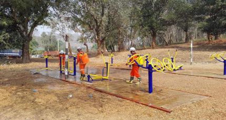 为了预防新冠肺炎病毒，滚亨市政府对公众设施进行消毒