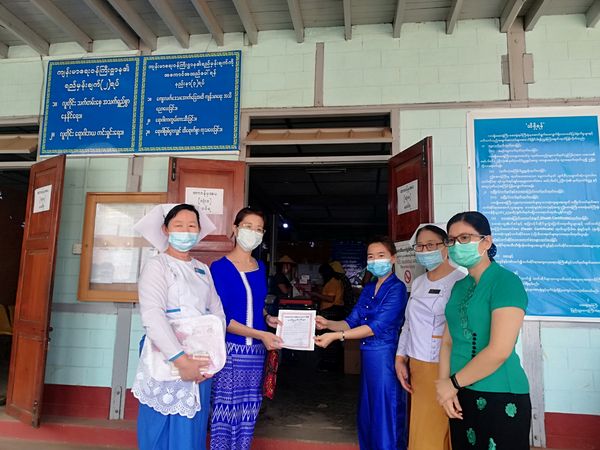 腊戍果文高中第13届甲班与善心人士助力腊戍大医院战疫