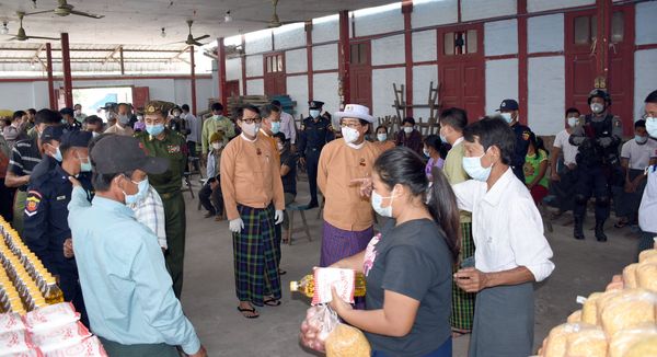 密支那市区内开始分发政府资助的食品