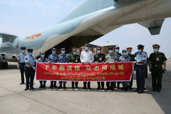 中国人民解放军紧急抗疫物资援助和抗疫专家组抵达仰光