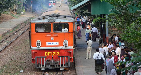 用专列火车接送从中国返回故里的缅甸劳工