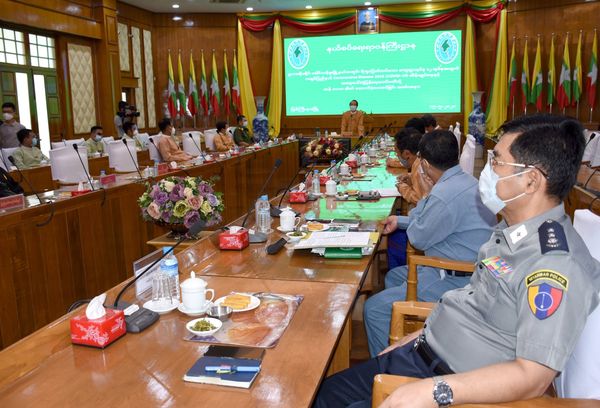 边境事务部向克钦邦康兰普镇内的12个贫困村资助1000袋大米