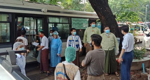 对仰光叫直大镇的800居民进行新冠肺炎跟踪检查