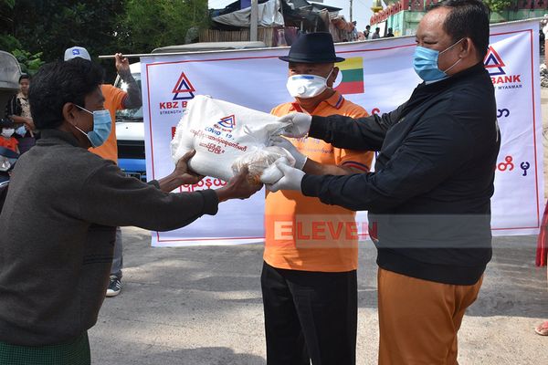 掸邦公共食品救助委员会在东枝分发救济物资