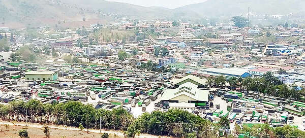 缅中边境口岸木姐贸易区内货车们排成长龙