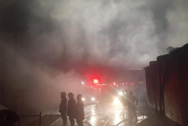 仰光省瑞比达镇区酿酒厂发生火灾