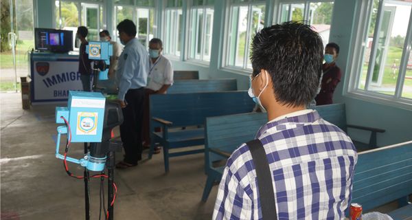 克钦邦八莫（Bhamo）计算机大学生研发的远程测温仪并用以机场