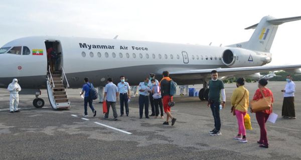 被困缅甸的26位尼泊尔公民乘坐缅甸军用飞机回国