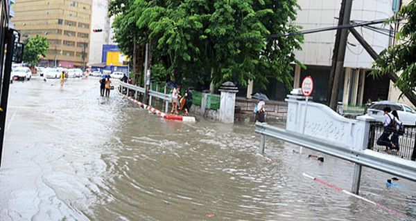 雨季来临之前仰光进行排水防涝工作