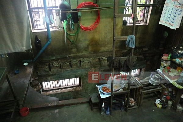 仰光市班贝坦镇区一百年老屋西侧发生坍塌