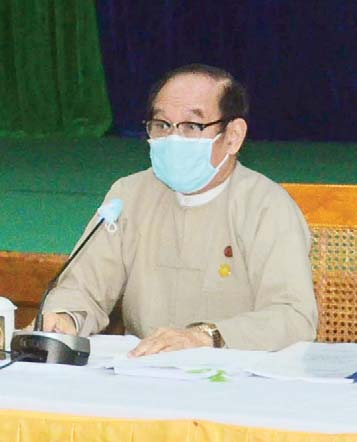 卫生部负责人介绍医务工作人员的情况