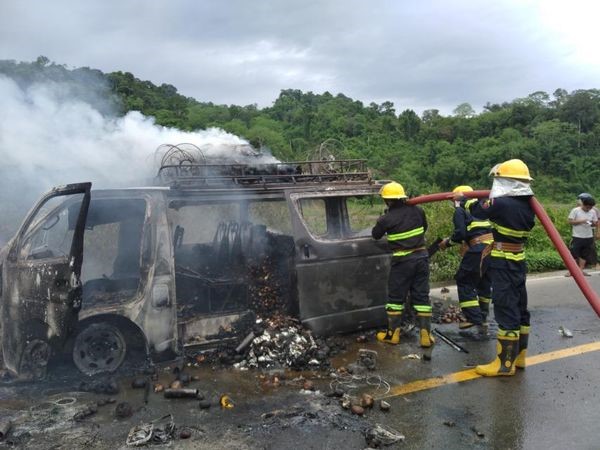 密支那-德乃利多公路上发生汽车着火